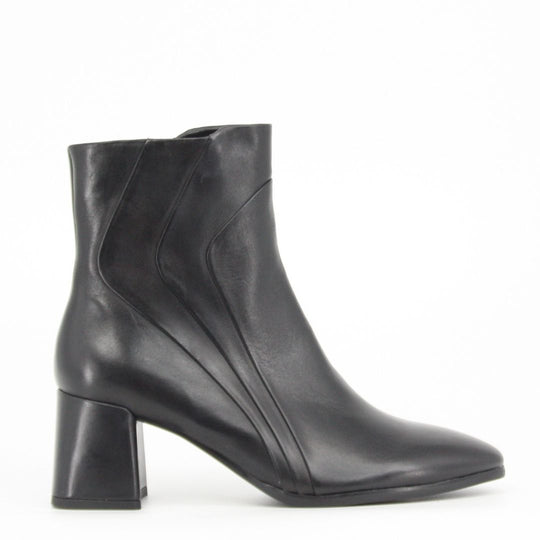 Regarde Le Ciel MILLIE Black Leather Ankle Boots