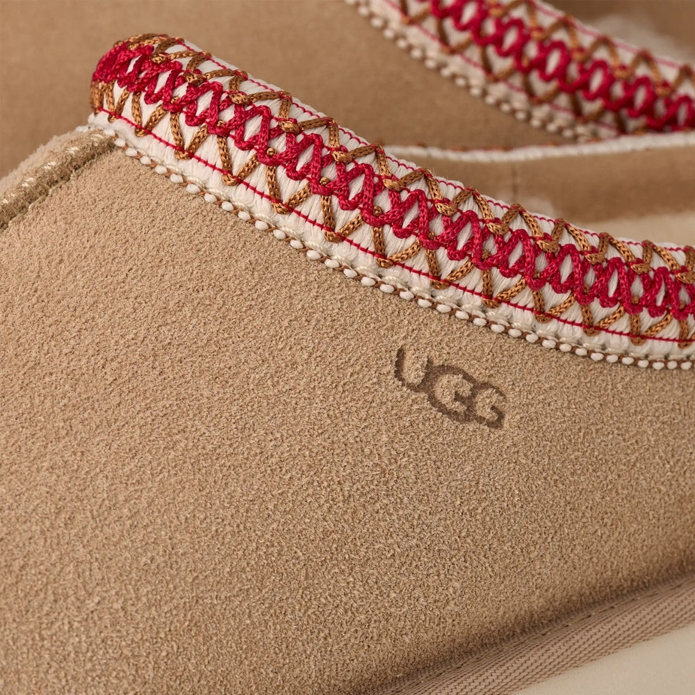 UGG TASMAN in Sand/Dark Cherry